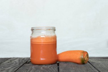 Cam kavanozda taze sıkılmış havuç suyu.