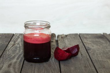 Kavanoz masada taze pancar suyu.