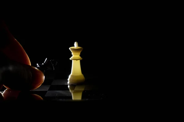 Šachové Figurky Šachovnici Tmavé Místnosti Osvětlené Lucernou — Stock fotografie