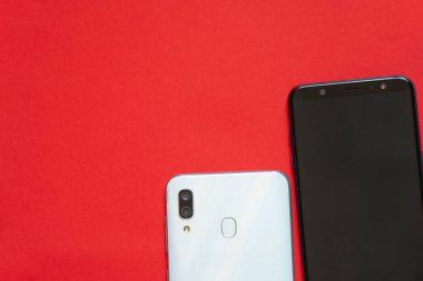 Kırmızı arkaplanda yeni dokunmatik telefon