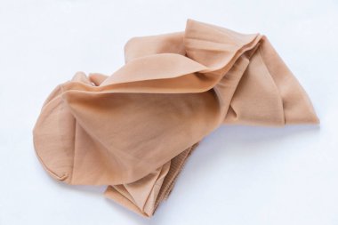 İzole bir arka plan makrosu üzerinde bej naylon çoraplar