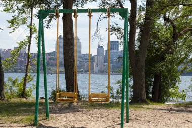 Dinyeper şehrinin arka planında eski boş salıncak