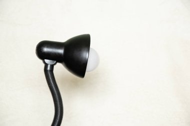 Beyaz arkaplanda siyah esnek masa lambası