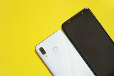 Metin için sarı arkaplan yakın plan yerindeki telefonlar