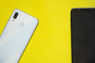 Metin için sarı arkaplan yakın plan yerindeki telefonlar