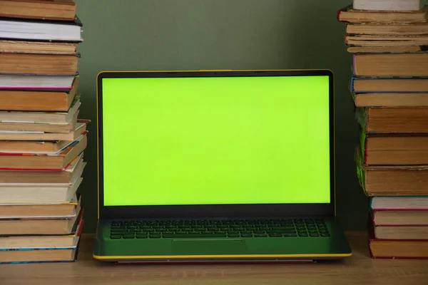 Pantalla Verde Portátil Una Pila Libros Sobre Mesa — Foto de Stock