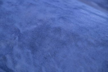 Duvar kağıdı olarak yapay malzemelerden yapılmış düz koyu mavi kumaş.