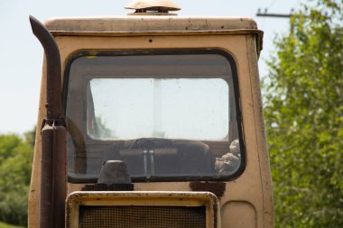Çalışan traktör Ukrayna 'da arazi kazmak için bir arazide duruyor.