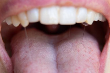 Genç bir kızın ağzını aç makro.