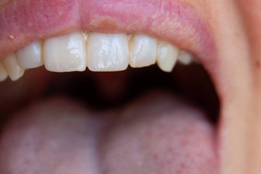 Genç bir kızın ağzını aç makro.