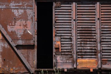 Paslı yük vagonu Ukrayna 'da rayların üzerinde duruyor.