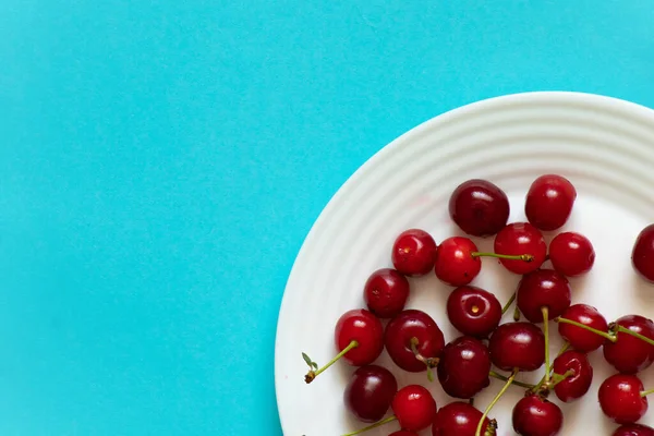 Cereza Plato Blanco Sobre Fondo Azul —  Fotos de Stock