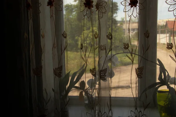 Tampilan Jendela Melalui Tirai Dari Ruang Gelap — Stok Foto
