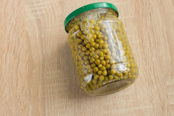 緑のエンドウ豆のクローズアップと缶詰のガラス瓶 — ストック写真