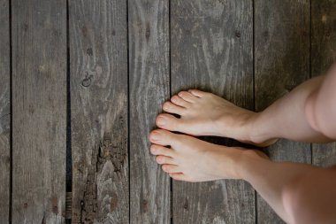 Dişi çıplak bacaklar, genç bacaklar, izole bir arka plan.