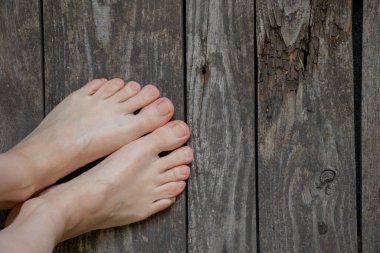 Dişi çıplak bacaklar, genç bacaklar, izole bir arka plan.