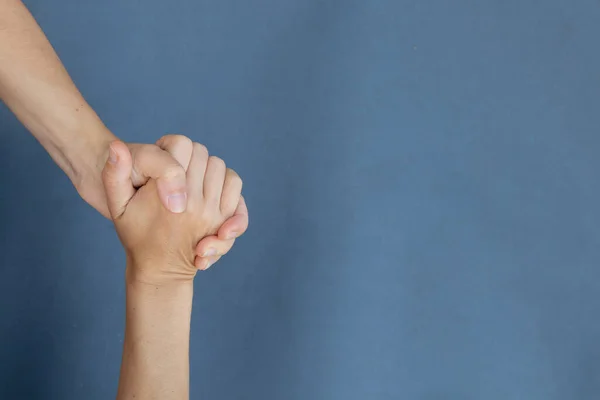 Mano Femenina Joven Sobre Fondo Gris — Foto de Stock