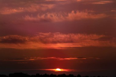 Akşam Ukrayna 'da Dinyeper nehrinde gün batımı