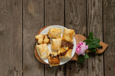 Mutfaktaki masada tahtada kızarmış krep.