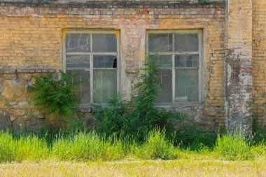 Ukrayna 'da eski bir konut binasının pencereleri