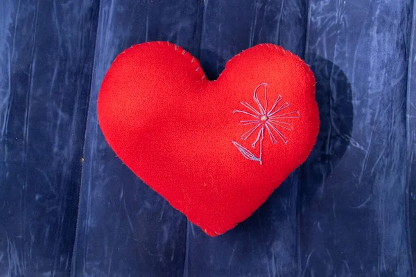 Mavi Arka Planda Kırmızı Kalp Şeklinde Bir Yastık — Stok fotoğraf