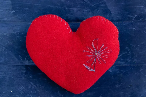 Rotes Herzförmiges Kissen Auf Blauem Hintergrund — Stockfoto