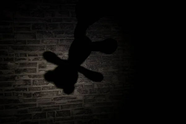 提灯に照らされた壁に吊るされたテディベアの影 — ストック写真
