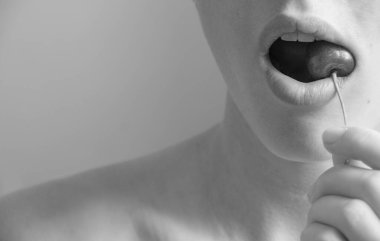 Kız, izole bir arka planda kiraz yer.