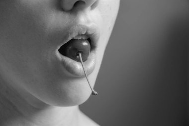 Kız, izole bir arka planda kiraz yer.