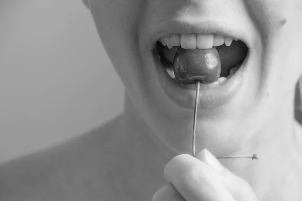 Chica Come Cereza Cerca Sobre Fondo Aislado — Foto de Stock