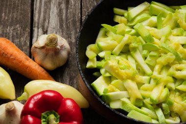Mutfaktaki ahşap masada kabaklı bir tavada sebze güveci.