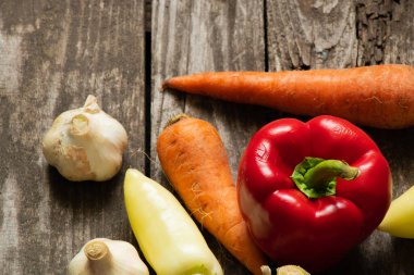 biberli havuç sebze bahçesinden sarımsak eski ahşap bir masada yatıyor.