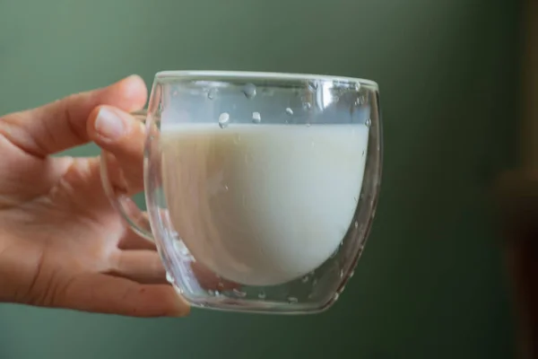 Gadis Ukraina Muda Memegang Gelas Transparan Dengan Susu Pagi Hari — Stok Foto