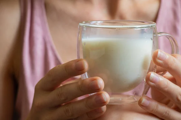 Giovane Ragazza Ucraina Tiene Una Tazza Vetro Trasparente Con Latte — Foto Stock