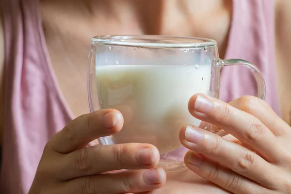 Joven Ucraniano Chica Sostiene Vaso Transparente Taza Con Leche Mañana —  Fotos de Stock