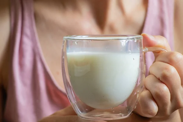 Joven Ucraniano Chica Sostiene Vaso Transparente Taza Con Leche Mañana —  Fotos de Stock