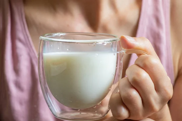 Joven Ucraniano Chica Sostiene Vaso Transparente Taza Con Leche Mañana —  Fotos de Stock