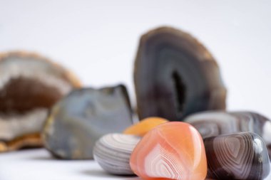 Bir beyaz üzerinde farklı mücevherler koleksiyonu