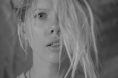 Genç bir Ukraynalı kadının siyah beyaz portresi