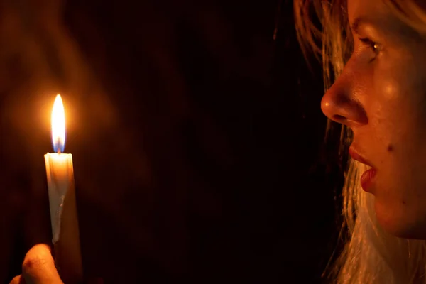 Meisje Een Achtergrond Van Een Brandende Kaars Het Donker Bidden — Stockfoto