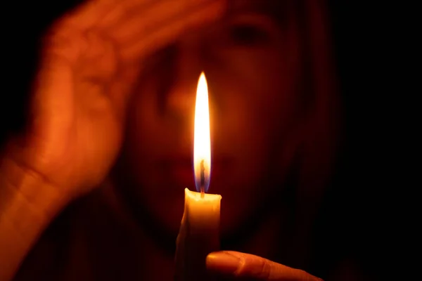 Дівчина Тлі Палаючої Свічки Темряві Молиться — стокове фото