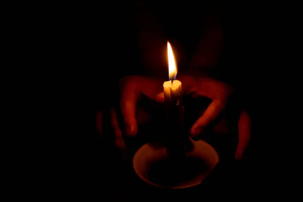 Fiamma Candela Illumina Una Mano Femminile Una Stanza — Foto Stock