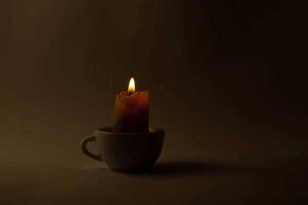 Brennende Kerze Einer Weißen Tasse Auf Weißem Hintergrund — Stockfoto