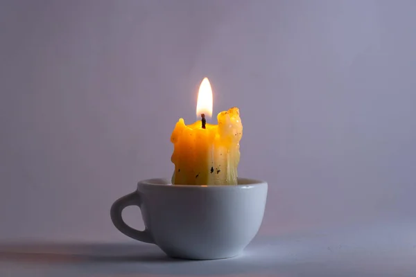 Brennende Kerze Einer Weißen Tasse Auf Weißem Hintergrund — Stockfoto