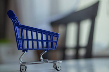 Hafif bir arka planda bakkaliye için küçük boş süpermarket tramvayı