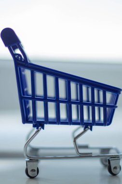 Hafif bir arka planda bakkaliye için küçük boş süpermarket tramvayı