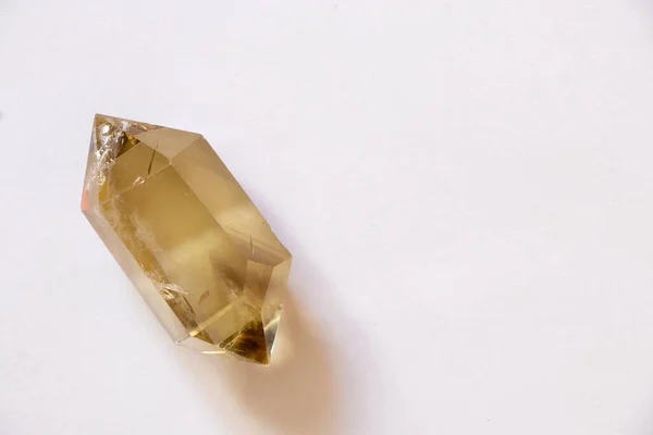 Półszlachetny kryształ cytrynowy na izolowanym tle zbliżenie — Zdjęcie stockowe