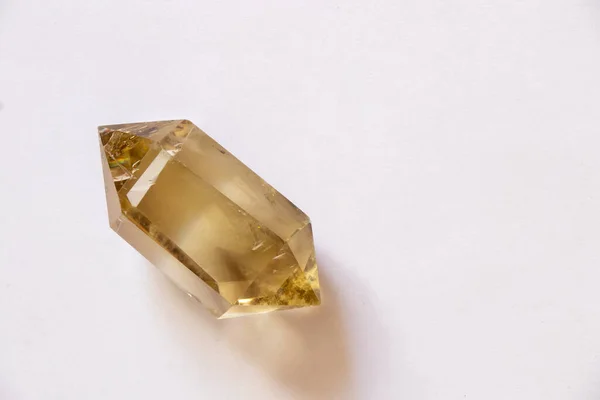Polodrahocenný krystal citrínu na izolovaném pozadí close-up — Stock fotografie