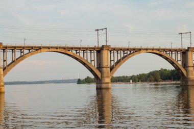 Gün batımında Dinyeper şehrindeki Dinyeper nehri üzerindeki demiryolu köprüsü.