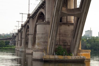 Gün batımında Dinyeper şehrindeki Dinyeper nehri üzerindeki demiryolu köprüsü.
